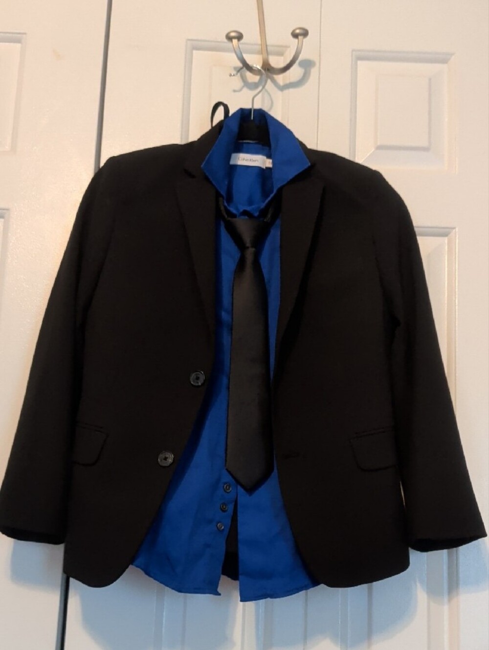 Calvin Klein 🖤 Boy's 2 Piece Suit (Black) w/Blue 💙 Shirt And Tie 👔